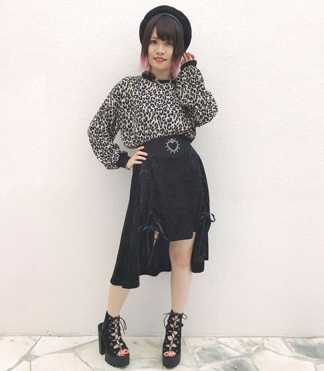 モデル身長162cm/着用サイズF/着用カラーBLACK